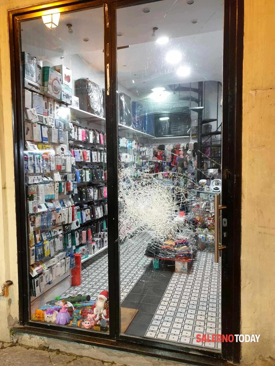 Tentato furto nel centro storico di Salerno: danneggiata la vetrata di un negozio
