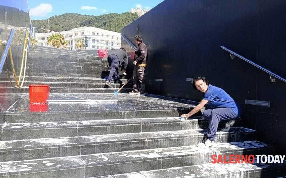 Salerno, prosegue la pulizia straordinaria delle scalinate di Piazza della Libertà