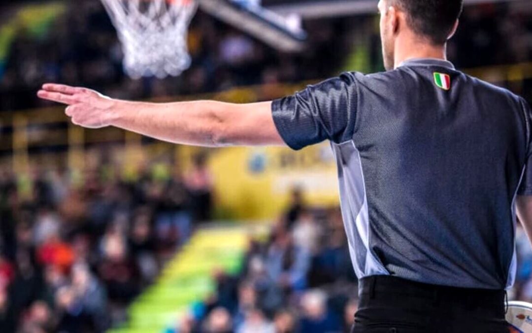 Calci e testate all’arbitro al termine della gara: sospesi i campionati regionali di Pallacanestro