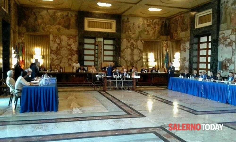 Salerno, convocato il consiglio comunale: bilancio e Tari all’ordine del giorno