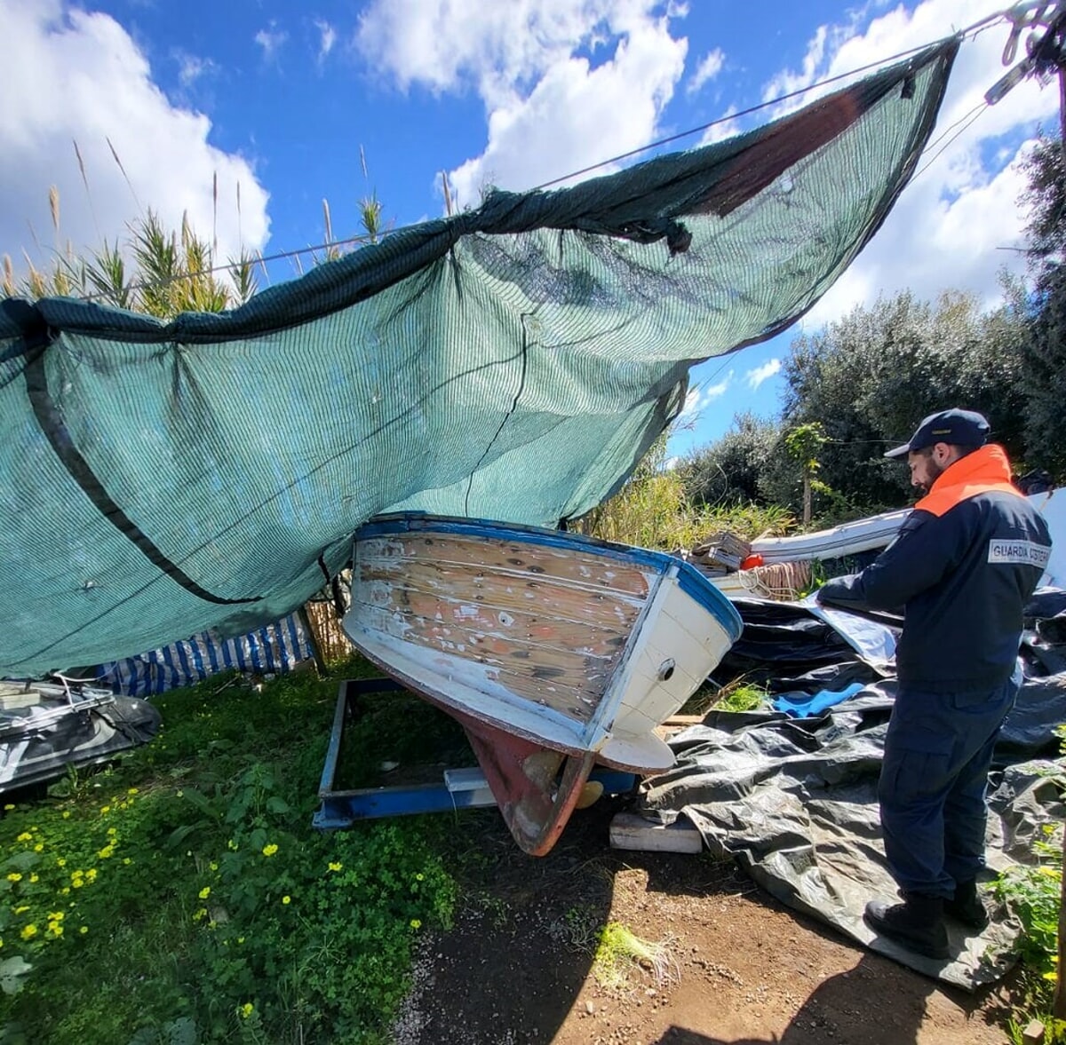 Blitz nel Cilento, sequestrata rimessa nautica da diporto: denunciato il titolare