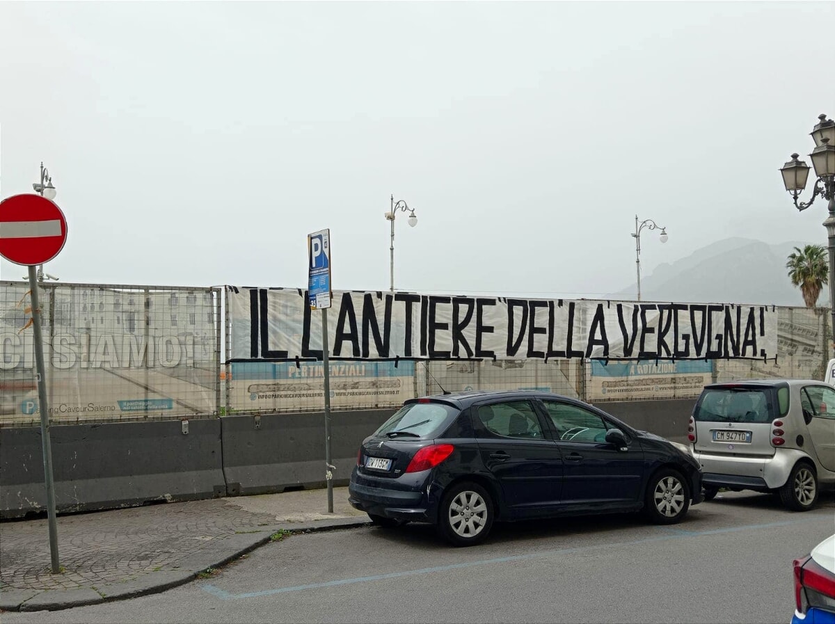 Piazza Cavour, affisso e rimosso uno striscione di protesta contro il cantiere