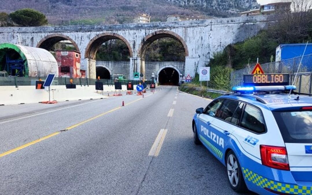 Caduta calcinacci su un’auto: riaperta la galleria sul raccordo Salerno-Avellino