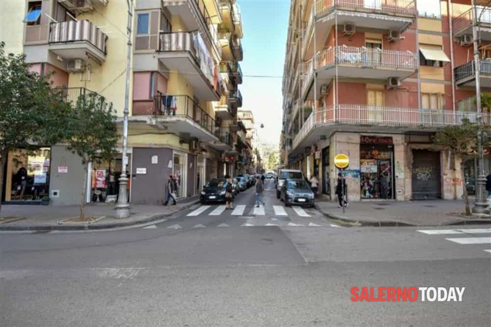 Si stacca pezzo di calcinaccio da un balcone: uomo finisce al Ruggi