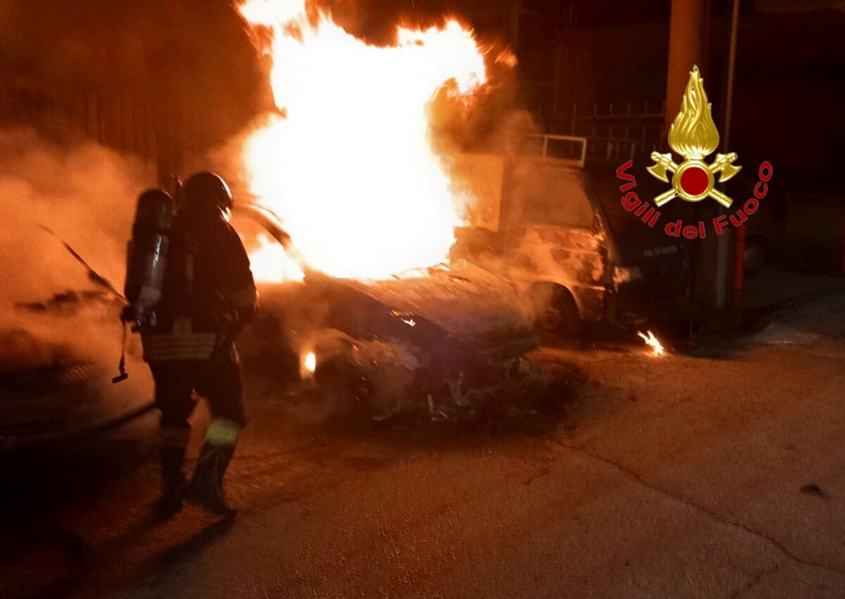 Incendio nella notte: distrutte 4 auto in via Parmenide