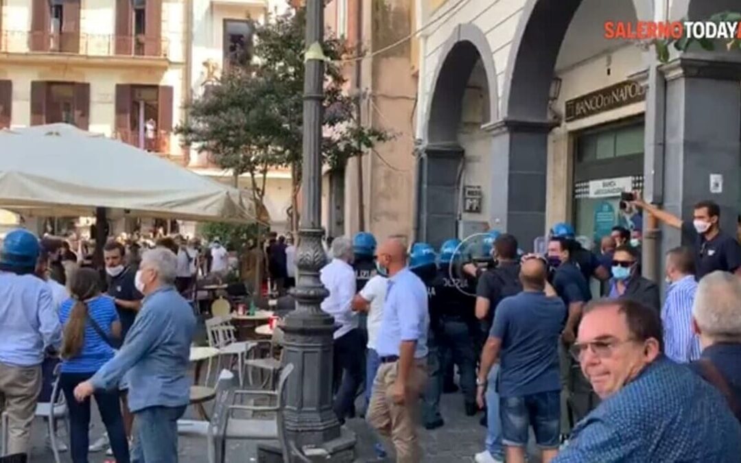Disordini al comizio di Salvini a Cava: tre giovani faranno volontariato