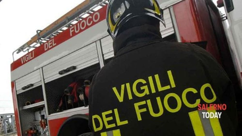 Camion in fiamme a Vallo della Lucania: illeso il conducente