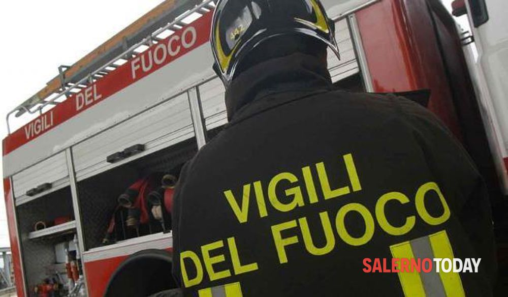 Cadono calcinacci dal soffitto di una sartoria: intervengono i vigili del fuoco