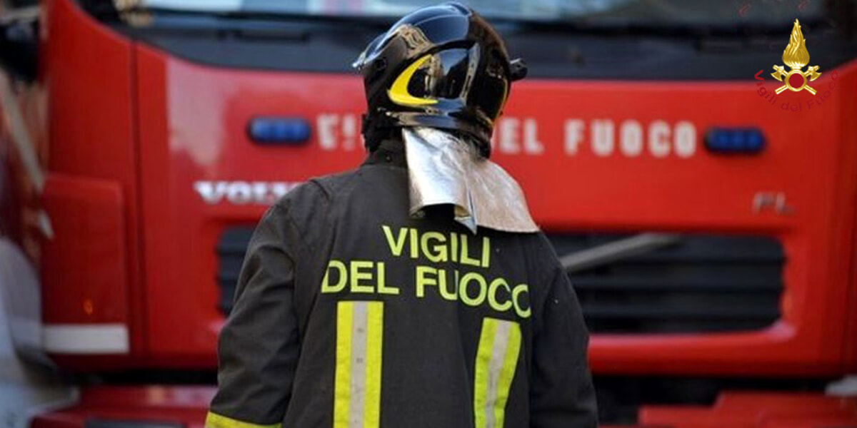 Auto va a fuoco in un garage: ustionato il proprietario