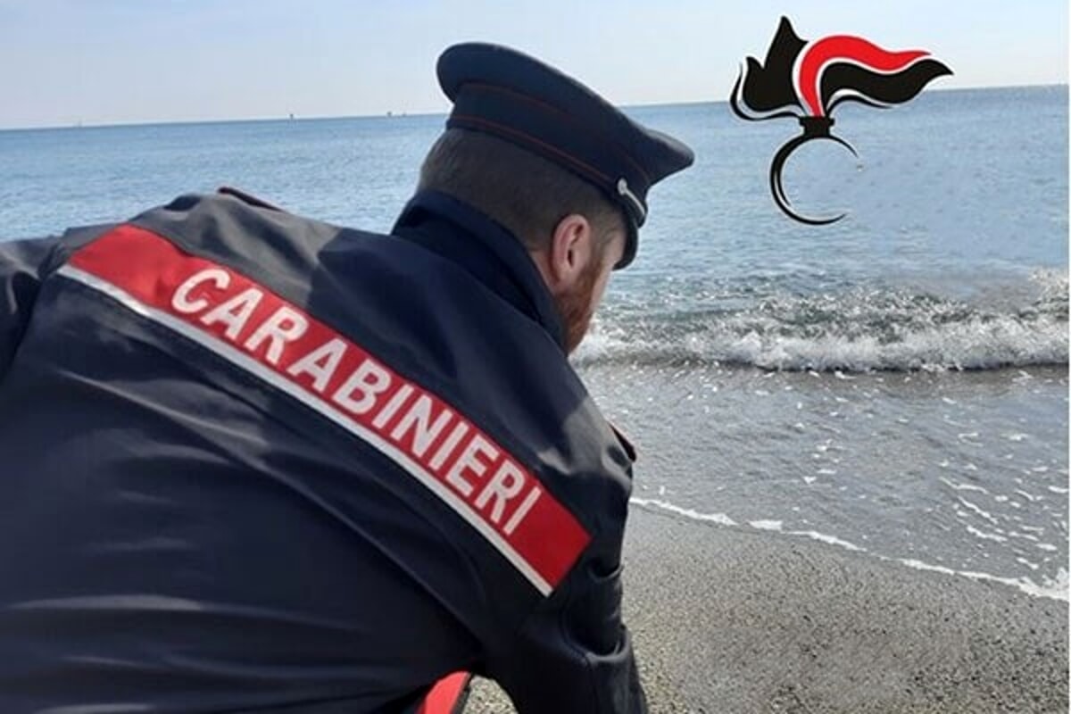 Trovati 35 chili di droga su di una spiaggia, indagano i carabinieri