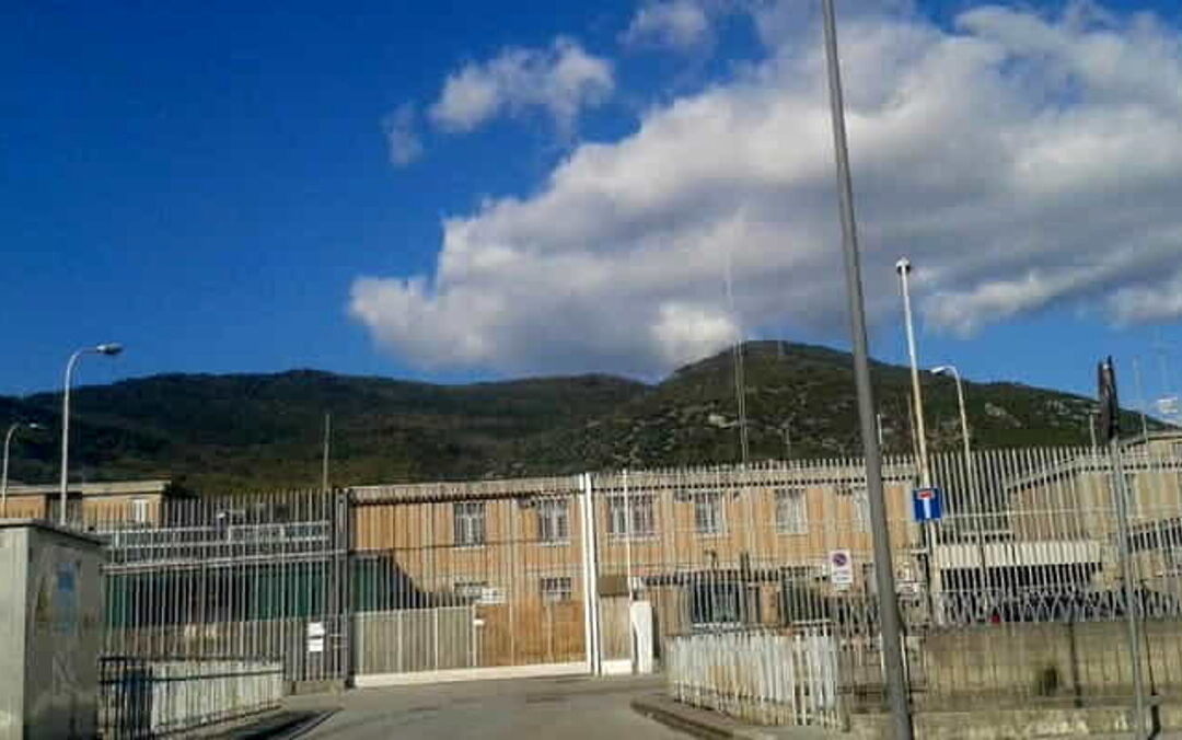 Tenta di portare hashish nel carcere di Salerno: donna “beccata” dal cane poliziotto