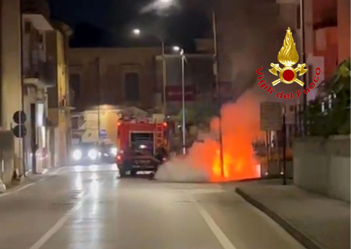 Auto distrutta dalle fiamme a San Valentino Torio: si indaga