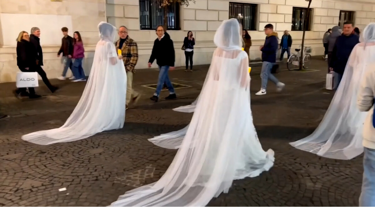 Torna a Salerno la “Dracula Mania”: le spose di Vlad invadono il centro cittadino