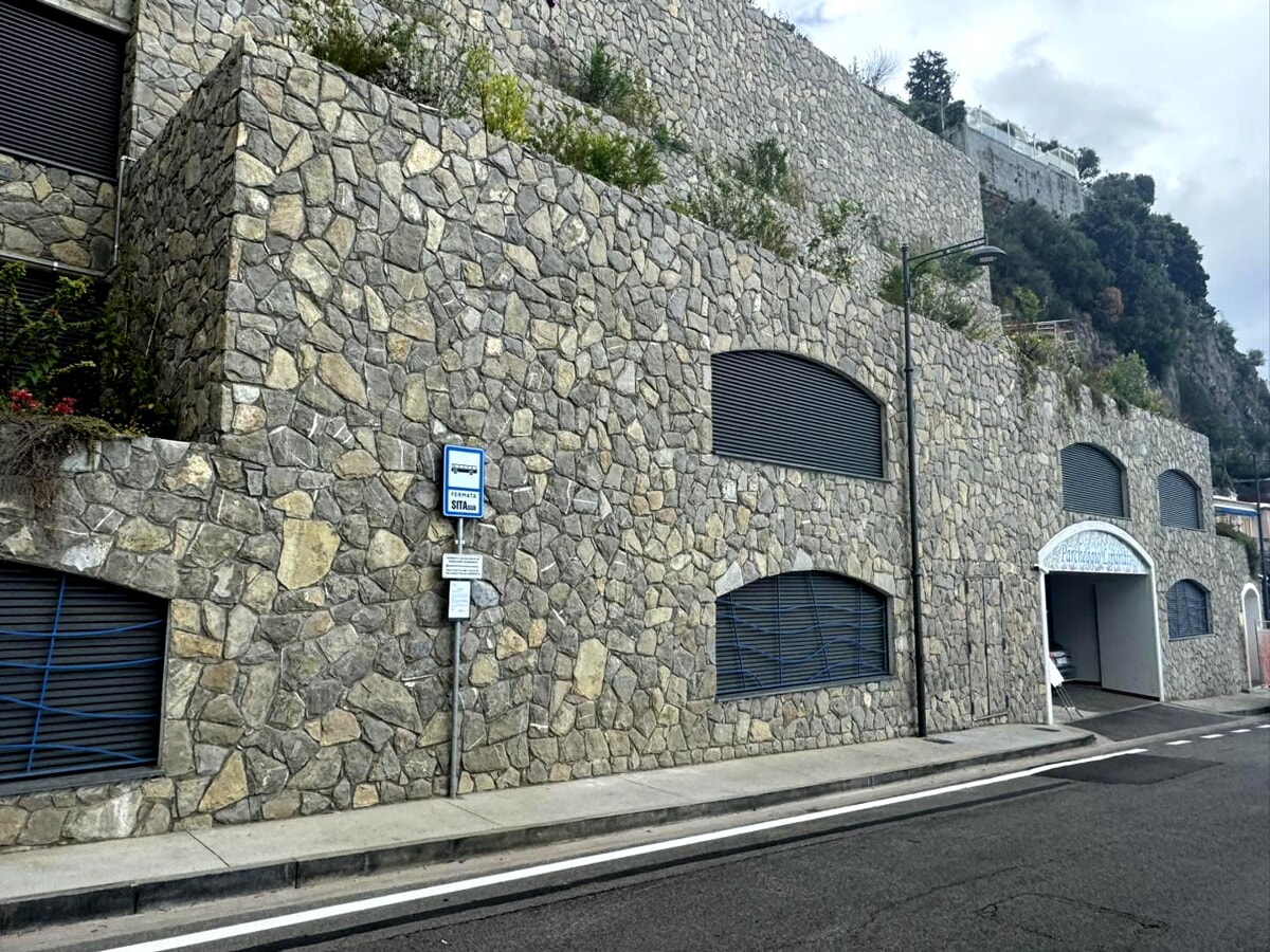 Nuovi box e parcheggi a Positano, il Wwf: “Sventrato costone”