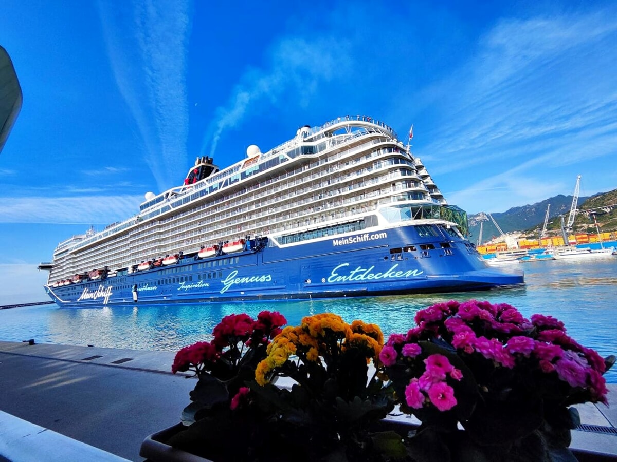 Curiosità a Salerno, sbarcata la “Mein Schiff II” della Tui Cruises