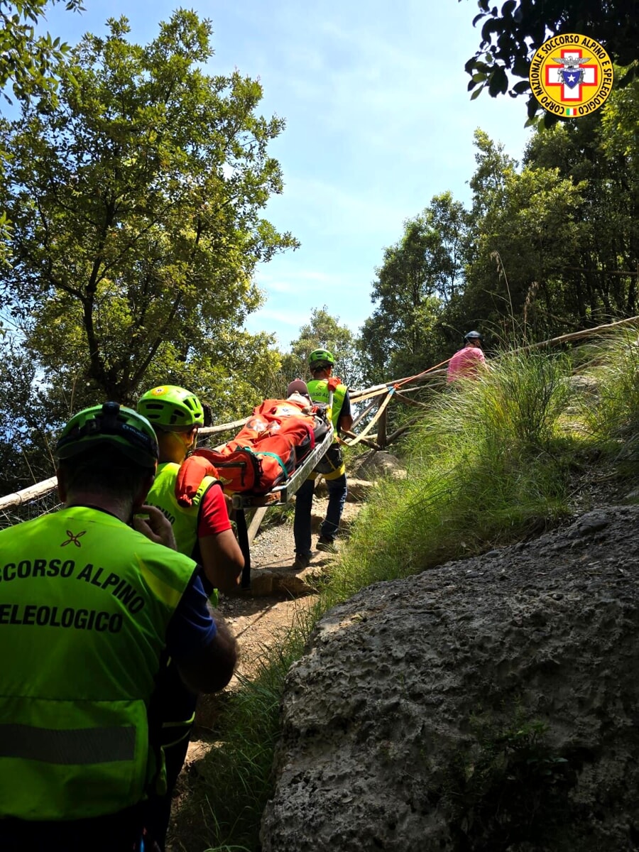 Sentiero degli Dei, scivola sul percorso: soccorso escursionista