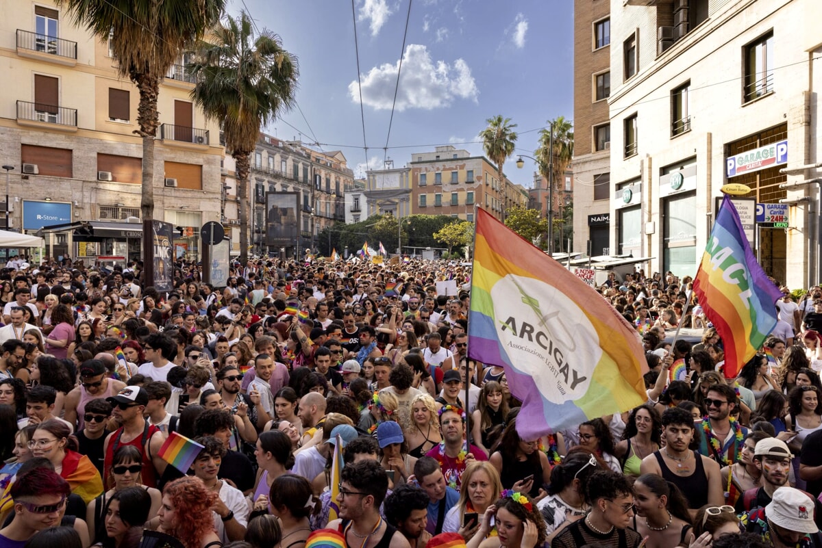 Corteo del “Gay Pride” a Napoli: parteciperà per la prima volta anche De Luca