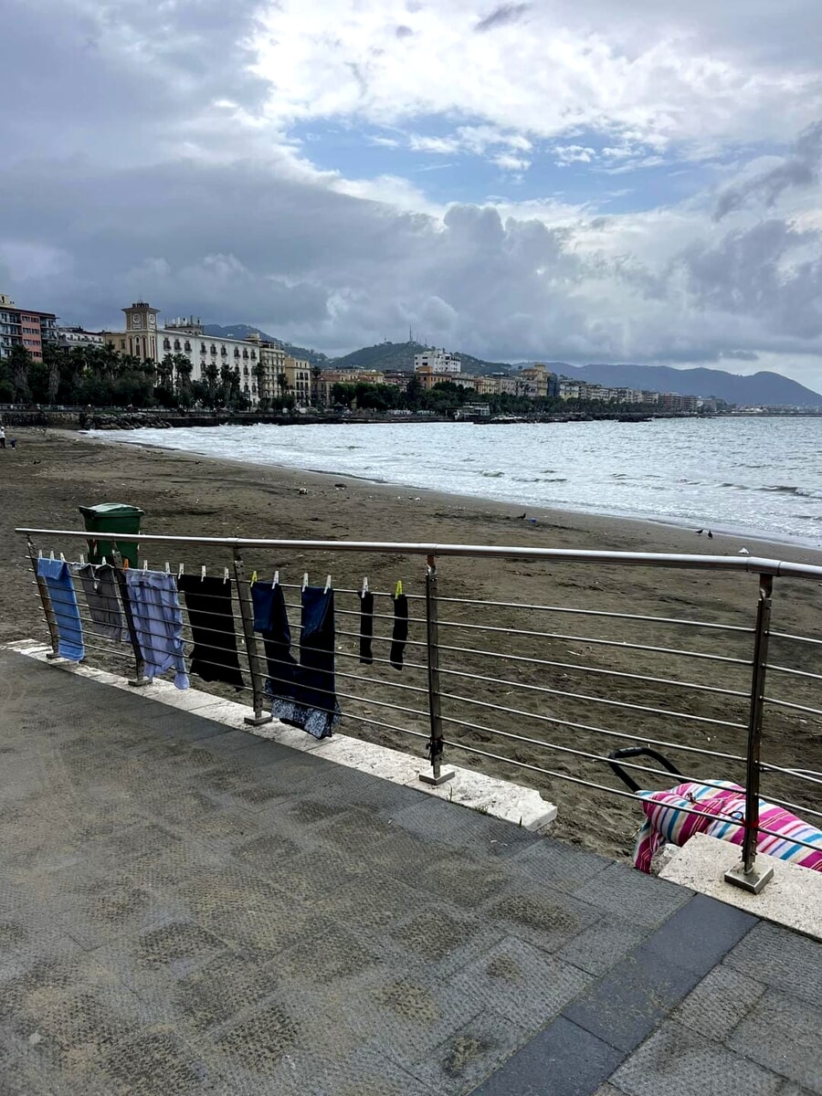 Incredulità alla spiaggia di Santa Teresa: bucato steso sulla ringhiera