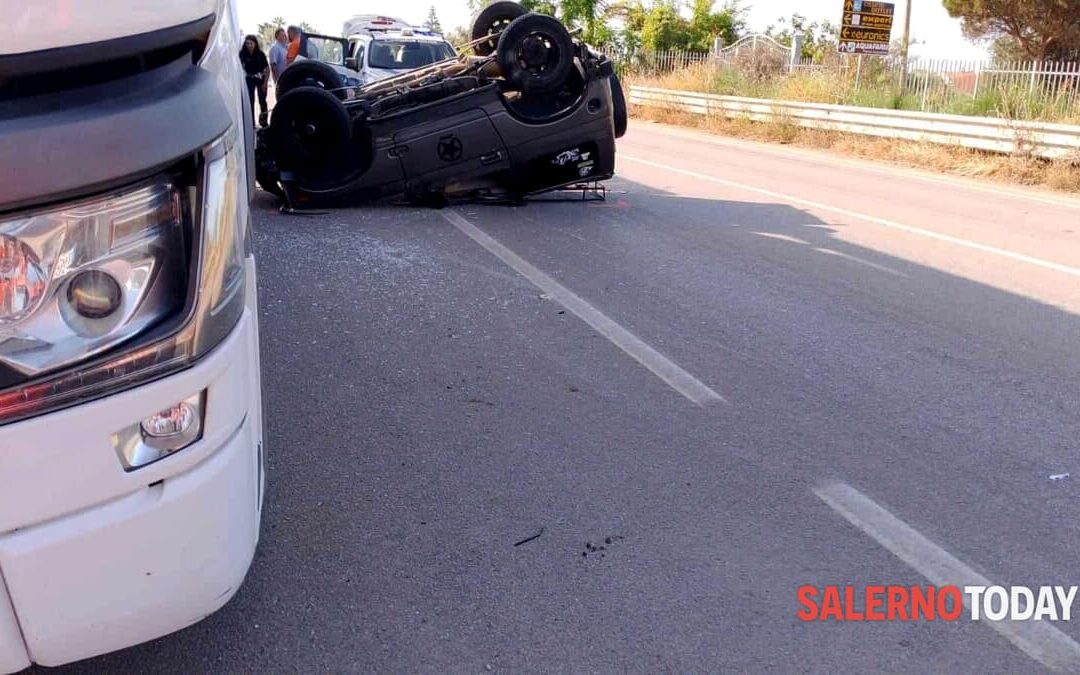 Incidente tra due auto a Pontecagnano: una vettura si ribalta, un ferito