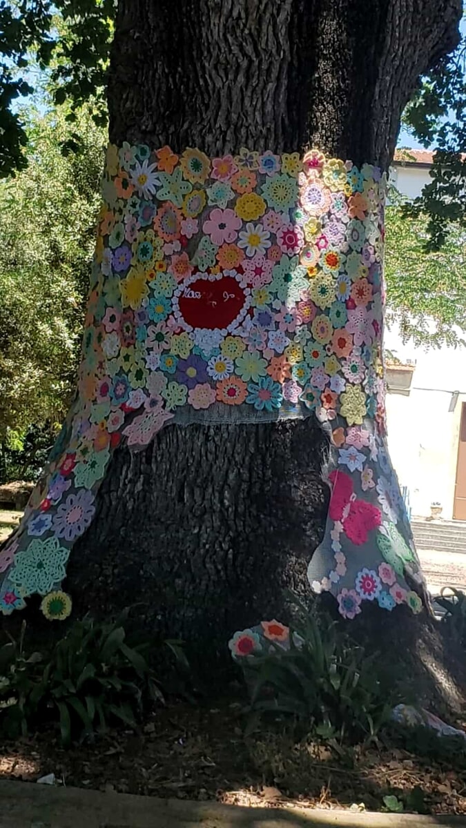 Altavilla Silentina, vandalizzata la splendida opera all’uncinetto sull’albero: “Vergognatevi!”