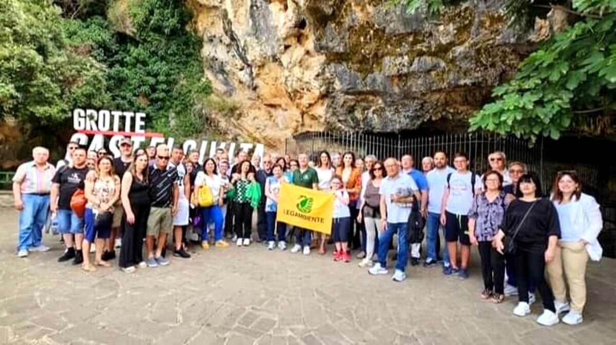 “L’Isola che ti premia”, 50 cittadini virtuosi di Baronissi in gita alle Grotte di Castelcivita