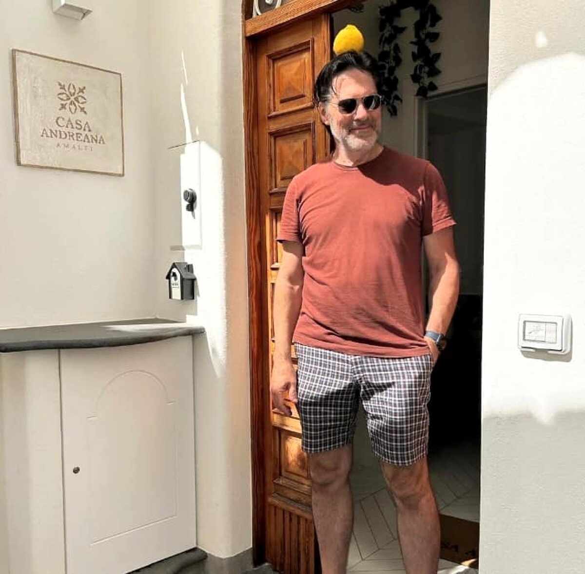 Vip in Costiera, Thomas Gibson alloggia ad Amalfi e si dà alla cucina locale