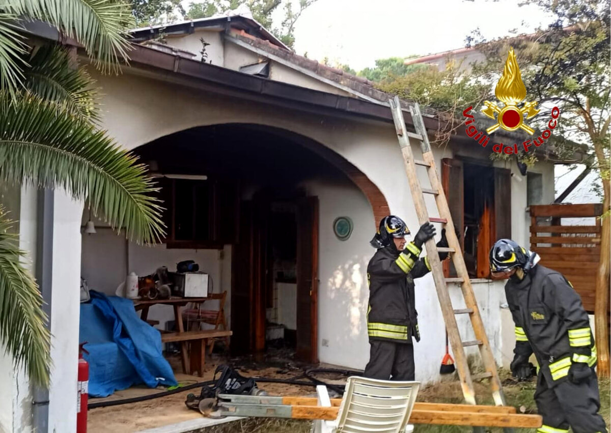 Incendio in un’abitazione: corrono i vigili del fuoco