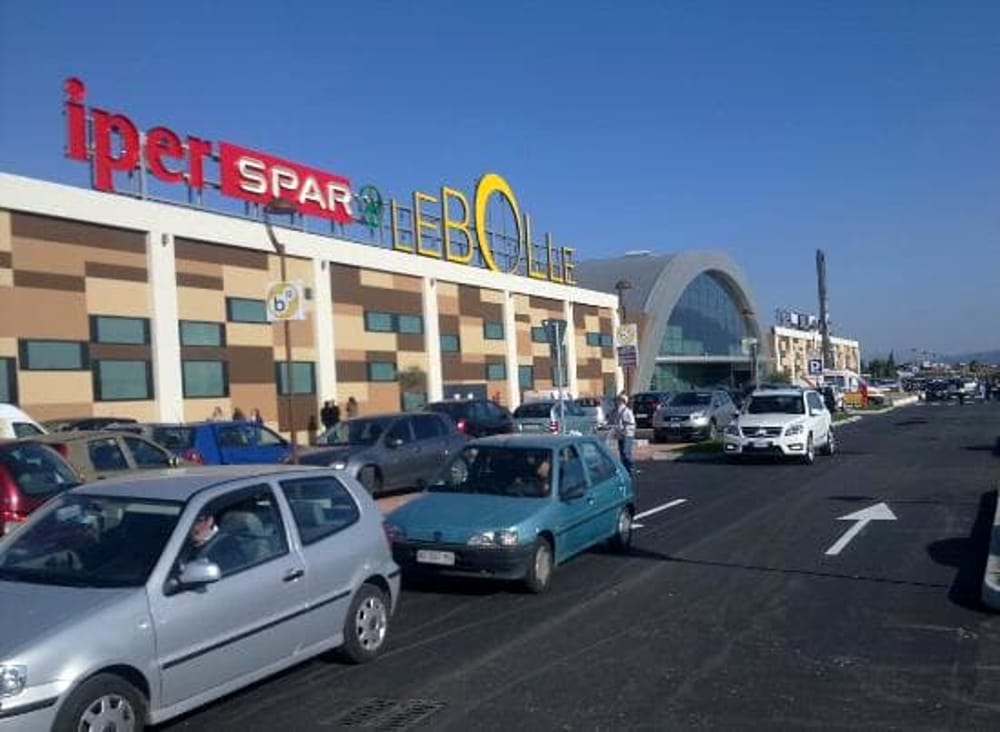 Mamma dimentica il figlio in auto al centro commerciale “Le Bolle”: salvato