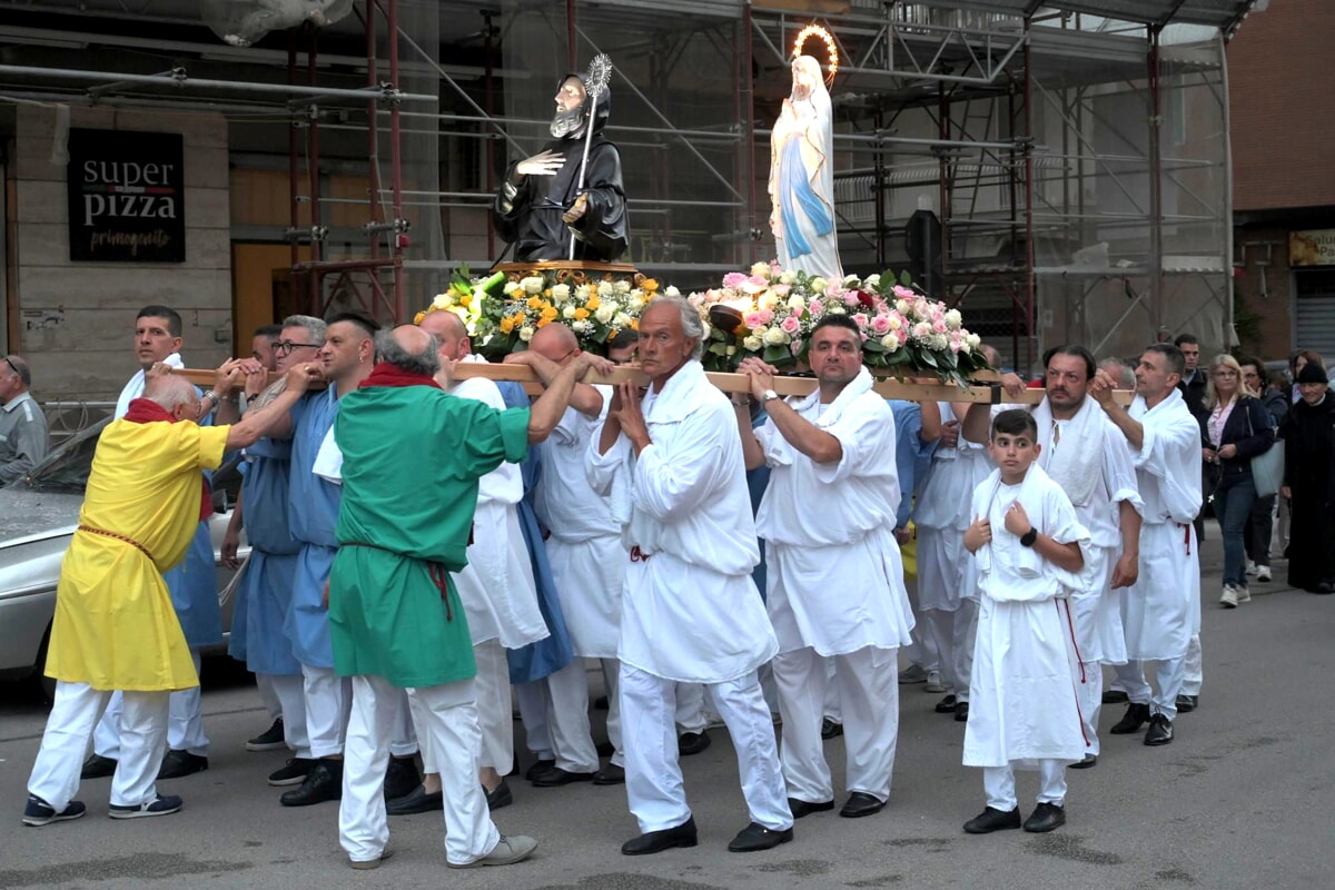 Torrione si inchina a Maria e a San Francesco da Paola: folla di fedeli alla processione