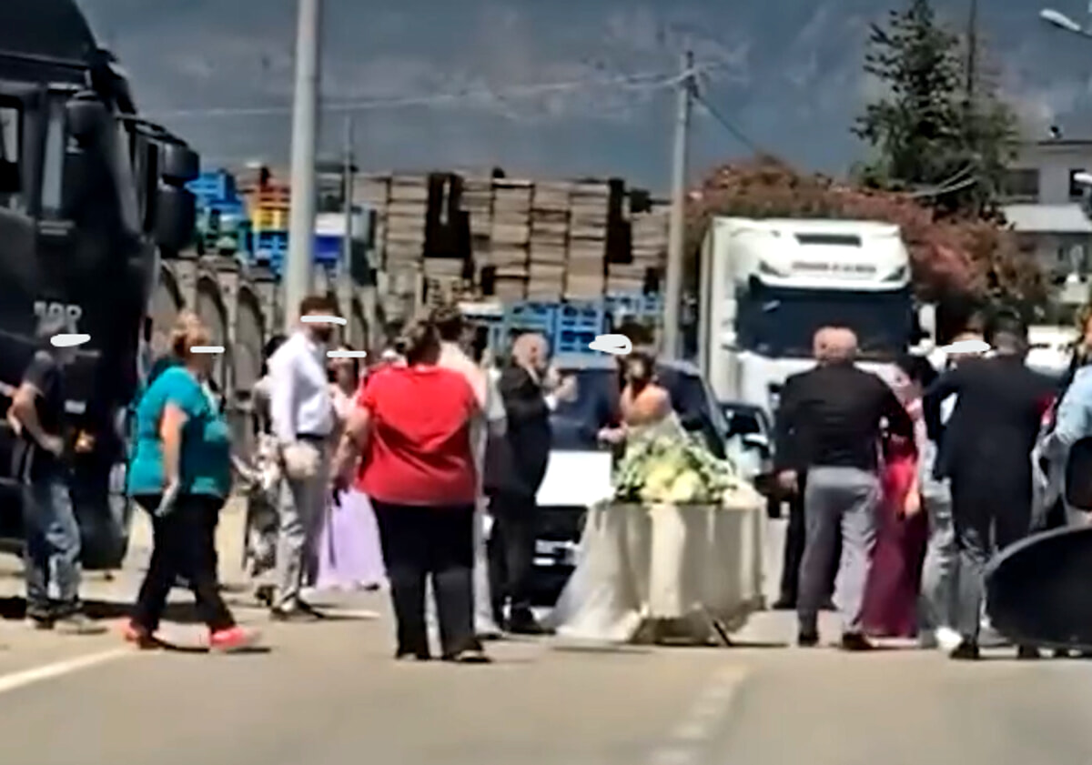 Banchetto di nozze in strada: traffico bloccato, la segnalazione tra Sarno e San Valentino