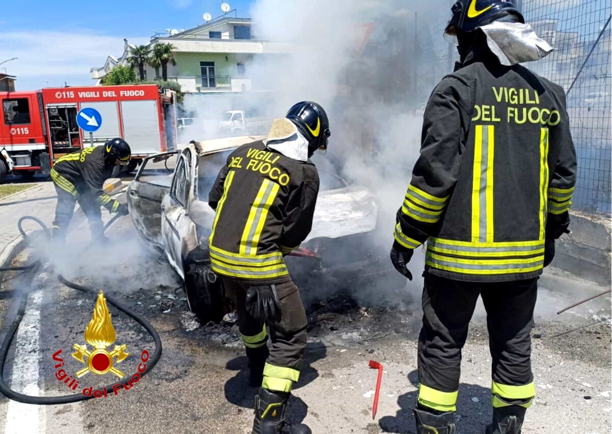 Angri, auto in fiamme in via Badia: illesi gli occupanti