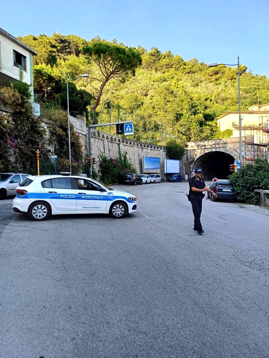 Brucia il Monte Bonadies: viadotto Gatto chiuso per 72 ore, presidio notturno della Polizia Municipale