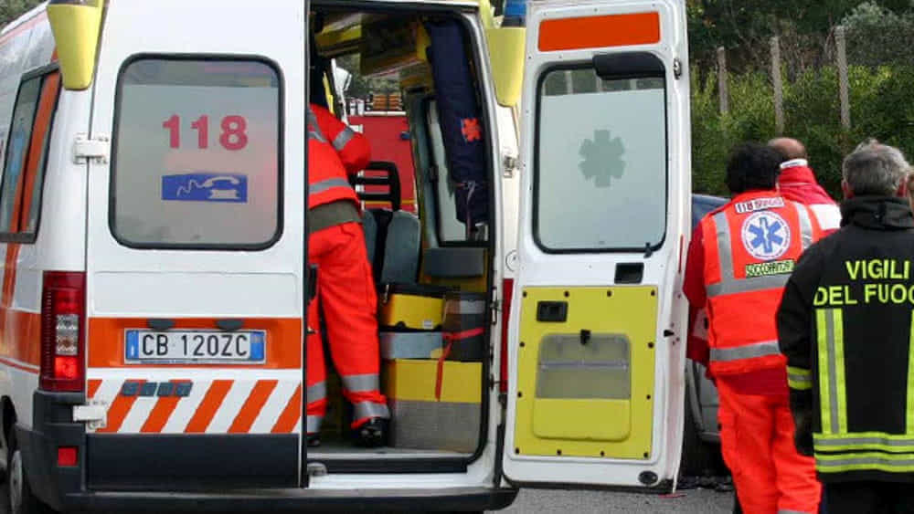 Si schiantano contro un muro con l’auto: turisti rischiano di rimanere soffocati dall’airbag