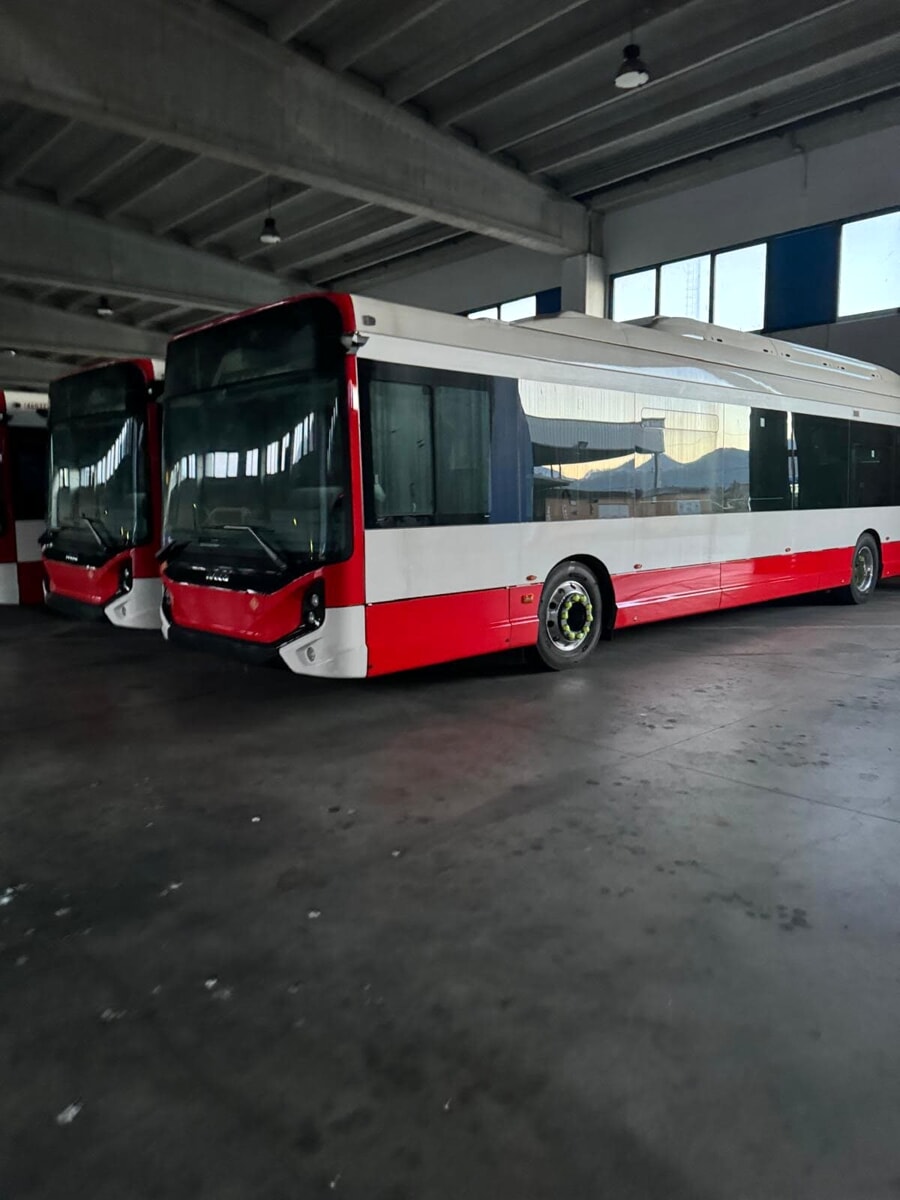 Salerno, arrivano nove nuovi autobus elettrici: “Ora i fondi dalla Regione per le aree di ricarica”