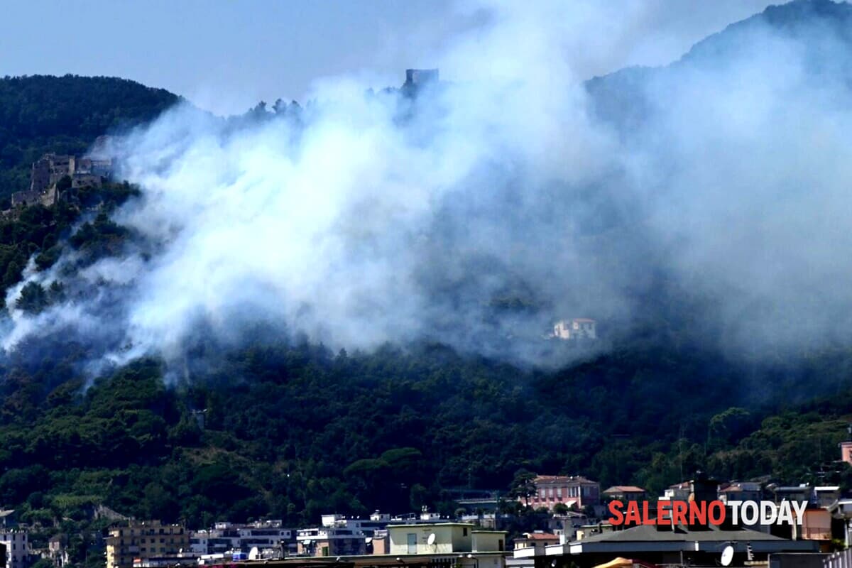 Incendio sul Monte Bonadies e disagi: chiuso il Viadotto ‘Gatto’ sulla strada comunale Salerno centro