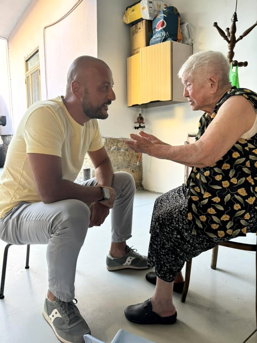 Nonna Iolanda spegne 102 candeline e invita il sindaco, il primo cittadino: “Che la sua vitalità e il suo spirito siano fonte di ispirazione per tutti”