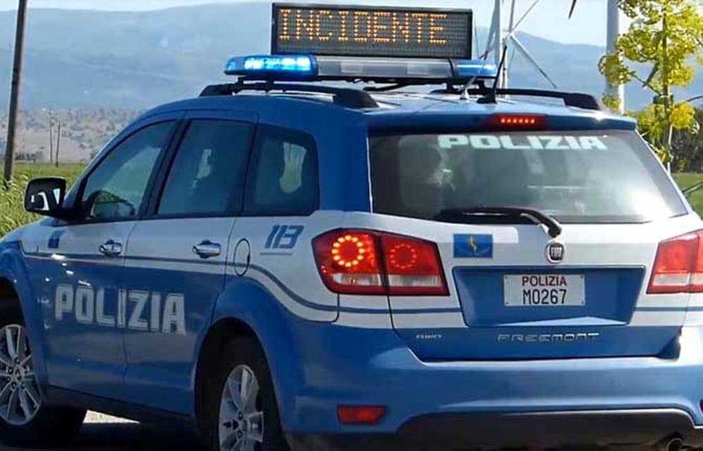 Incidente sull’A2, furgone sbanda e si ribalta: ferito il conducente