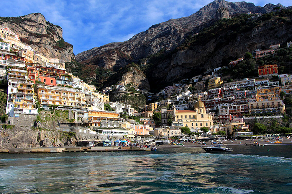 Positano, collisione sfiorata fra traghetto e piccola imbarcazione