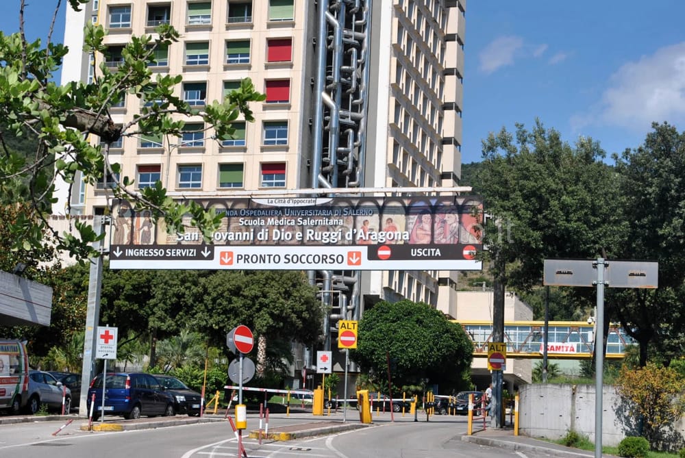 Incidente a Salerno, auto si schianta contro un muro: donna in ospedale