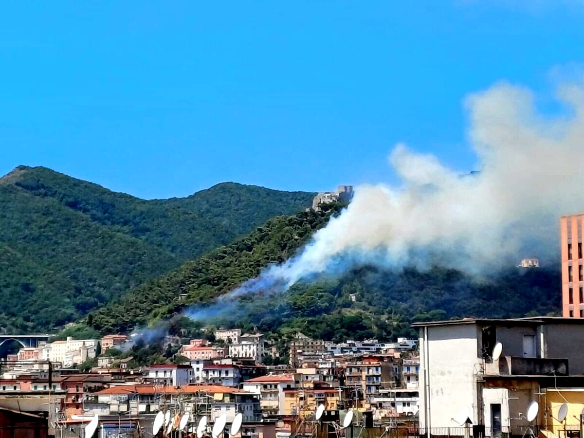 Ancora incendi sul territorio, fiamme sulla collina del Castello Arechi: vigili del fuoco in azione