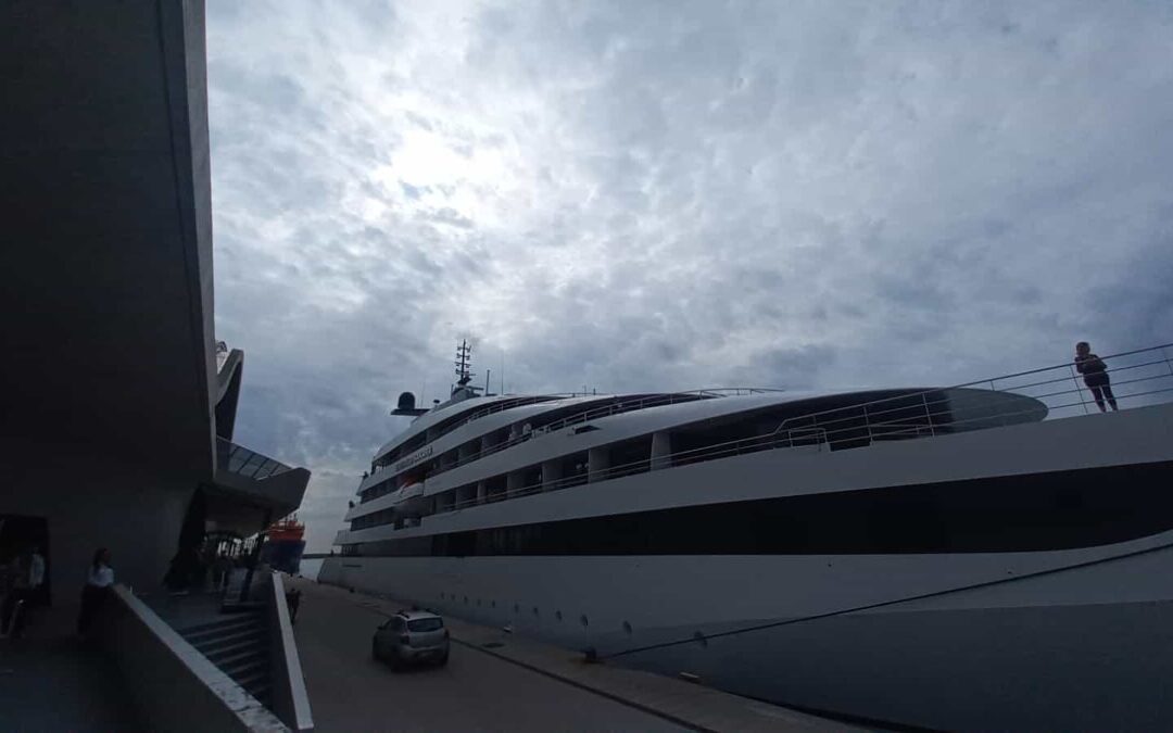 Curiosità, il mega-yacht Emerald Sakara approda per la prima volta a Salerno