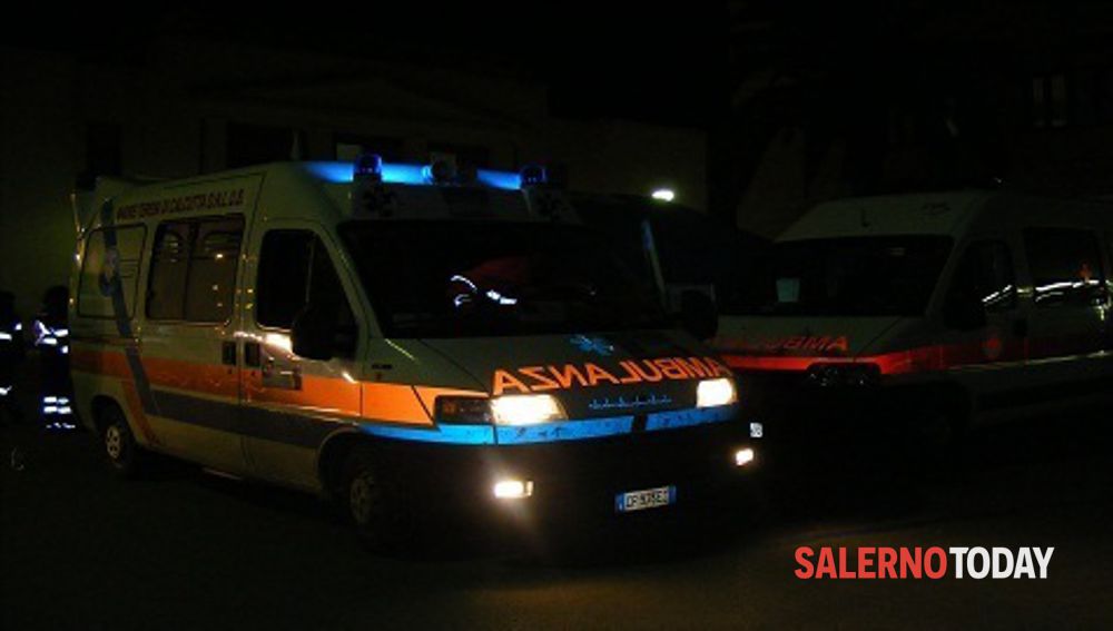 Calci e pugni alla saracinesca, poi dà in escandescenza in ambulanza: serata di follia a Pastena