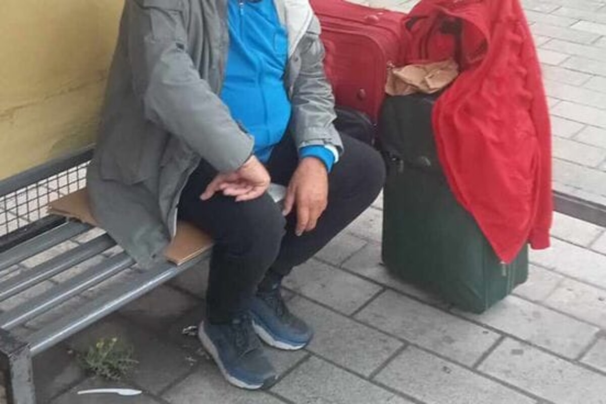 Mercatello, clochard vive sotto la pensilina del bus: “Va aiutato”