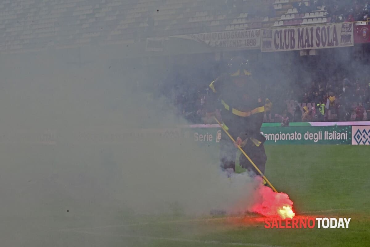 Un fumogeno in campo e due calciatori diffidati: il giudice sportivo multa la Salernitana